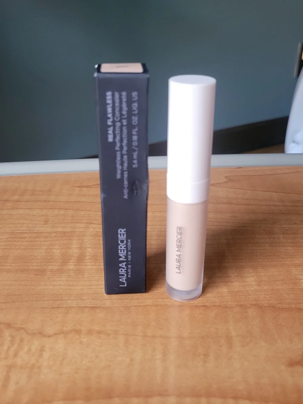 laura mercier Real Flawless Weight Perfecting Concealer Shade 2N1 Light Beige